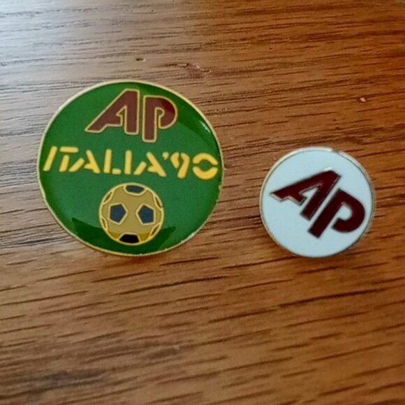 World Cup @Italy Pin Backs/2 - Picture 1 of 5